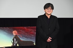 アニメ映画「果てしなきスカーレット」製作報告会の様子。主人公・スカーレットが描かれたビジュアルと並ぶ細田守監督。