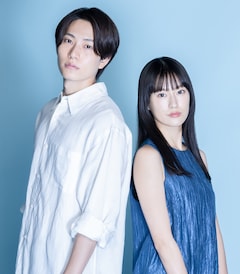 左から橋本将生扮する岩井巧巳、恒松祐里扮する片桐澪 / 眞希 (c)「ひと夏の共犯者」製作委員会