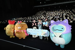 「映画 すみっコぐらし 空の王国とふたりのコ」公開初日舞台挨拶の様子。左からえびふらいのしっぽ、とんかつ、本上まなみ、井ノ原快彦、イワタナオミ監督、とかげ